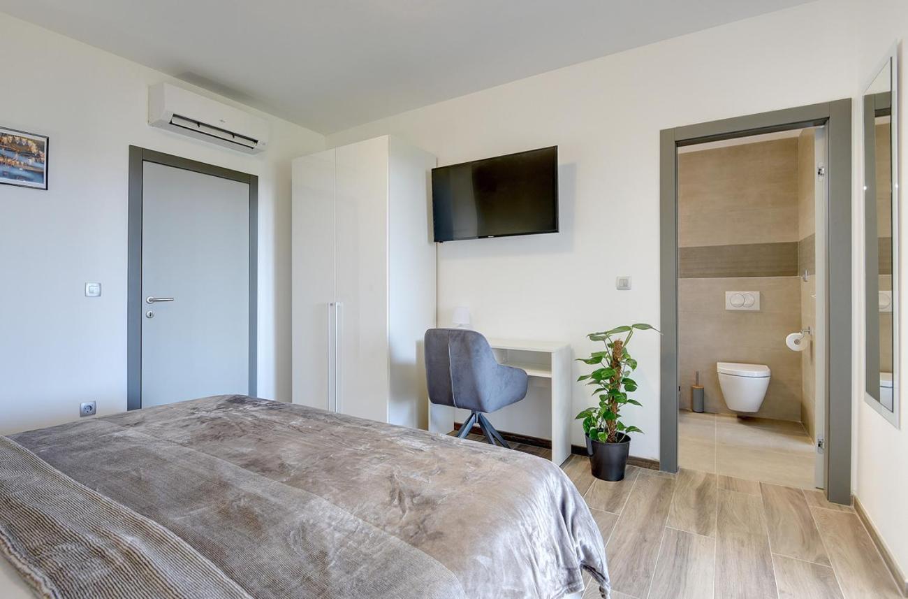 Villa Ula In Pula With Heated Pool And Sauna Esterno foto